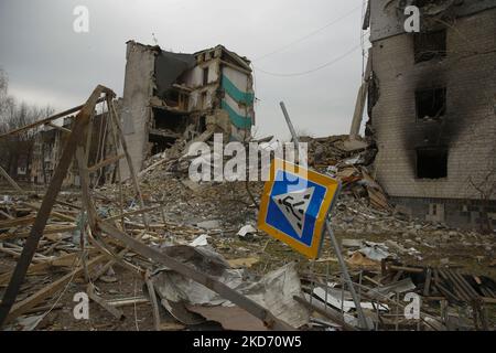 Die Folgen des russisch-ukrainischen Krieges in der Stadt Borodyanka in der Nähe der Ukraine Kiew, 05. April 2022. Am 24. Februar waren russische Truppen in der Ukraine eingedrungen, was der russische Präsident zu einer "besonderen Militäroperation" erklärte, was zu Kämpfen und Zerstörungen im Land, einem riesigen Flüchtlingsstrom und mehreren Sanktionen gegen Russland führte. (Foto von Oleg Pereverzev/NurPhoto) Stockfoto