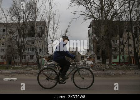 Die Folgen des russisch-ukrainischen Krieges in der Stadt Borodyanka in der Nähe der Ukraine Kiew, 05. April 2022. Am 24. Februar waren russische Truppen in der Ukraine eingedrungen, was der russische Präsident zu einer "besonderen Militäroperation" erklärte, was zu Kämpfen und Zerstörungen im Land, einem riesigen Flüchtlingsstrom und mehreren Sanktionen gegen Russland führte. (Foto von Oleg Pereverzev/NurPhoto) Stockfoto