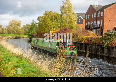 Narrowboat auf dem Staffordshire und Worcester Kanal in der Worcestershire-Stadt Kidderminster im Herbst Stockfoto