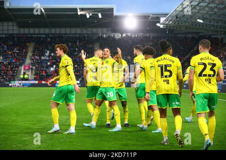 AESSAL New York Stadium, Rotherham, England - 5.. November 2022 Spieler aus Norwich feiern mit Aaron Ramsey (20), nachdem er während des Spiels Rotherham gegen Norwich City, Sky Bet Championship, 2022 2022/23, AESSEAL New York Stadium, Rotherham, England, 1. November 2 5. Punkte erzielt hat: Arthur Haigh/WhiteRoseFotos/Alamy Live News Stockfoto