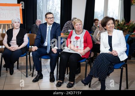 Der polnische Premierminister Mateusz Morawiecki und die Familienministerin Marlena Malag trafen sich am 6. April 2022 im täglichen Altersheim in Wola Karczewska, Polen, mit den Senioren (Foto: Mateusz Wlodarczyk/NurPhoto) Stockfoto