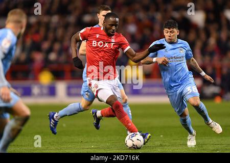 Keinan Davis von Nottingham Forest kämpft am Mittwoch, dem 6.. April 2022, mit Gustavo Hamer von Coventry City während des Sky Bet Championship-Spiels zwischen Nottingham Forest und Coventry City am City Ground, Nottingham. (Foto von Jon Hobley/MI News/NurPhoto) Stockfoto