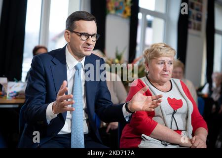 Der polnische Premierminister Mateusz Morawiecki traf sich am 6. April 2022 mit den Senioren im täglichen Altersheim in Wola Karczewska, Polen (Foto: Mateusz Wlodarczyk/NurPhoto) Stockfoto