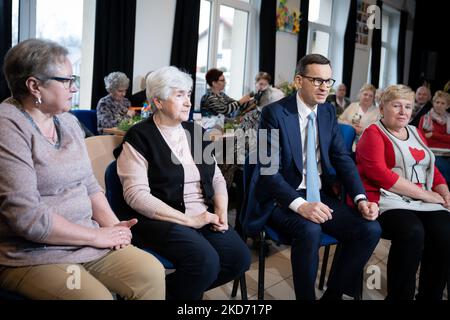 Der polnische Premierminister Mateusz Morawiecki traf sich am 6. April 2022 mit den Senioren im täglichen Altersheim in Wola Karczewska, Polen (Foto: Mateusz Wlodarczyk/NurPhoto) Stockfoto