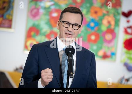 Der polnische Premierminister Mateusz Morawiecki traf sich am 6. April 2022 mit den Senioren im täglichen Altersheim in Wola Karczewska, Polen (Foto: Mateusz Wlodarczyk/NurPhoto) Stockfoto