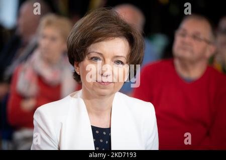 Die polnische Familienministerin Marlena Malag traf sich am 6. April 2022 mit den Senioren im täglichen Altersheim in Wola Karczewska, Polen (Foto: Mateusz Wlodarczyk/NurPhoto) Stockfoto