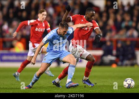 Keinan Davis von Nottingham Forest kämpft am Mittwoch, dem 6.. April 2022, mit Dominic Hyam von Coventry City während des Sky Bet Championship-Spiels zwischen Nottingham Forest und Coventry City am City Ground, Nottingham. (Foto von Jon Hobley/MI News/NurPhoto) Stockfoto