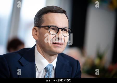 Der polnische Premierminister Mateusz Morawiecki traf sich am 6. April 2022 mit den Senioren im täglichen Altersheim in Wola Karczewska, Polen (Foto: Mateusz Wlodarczyk/NurPhoto) Stockfoto