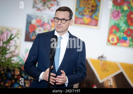 Der polnische Premierminister Mateusz Morawiecki traf sich am 6. April 2022 mit den Senioren im täglichen Altersheim in Wola Karczewska, Polen (Foto: Mateusz Wlodarczyk/NurPhoto) Stockfoto