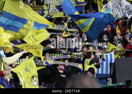 Villarreal-Fans beim Fußballspiel der UEFA Champions League Villarreal FC gegen Bayern München am 06. April 2022 im Estadio de la Ceramica in Villarreal, Spanien (Foto: Nicola Mastronardi/LiveMedia/NurPhoto) Stockfoto