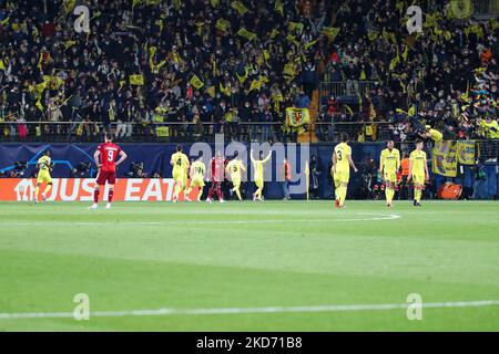 Villarreal-Spieler feiern mit ihren Fans beim UEFA Champions League Fußballspiel Villarreal FC gegen Bayern München am 06. April 2022 im Estadio de la Ceramica in Villarreal, Spanien (Foto: Nicola Mastronardi/LiveMedia/NurPhoto) Stockfoto