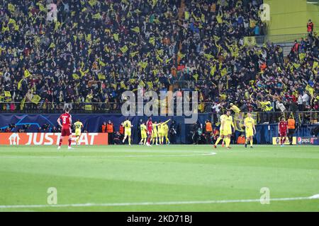 Villarreal-Spieler feiern mit ihren Fans beim UEFA Champions League Fußballspiel Villarreal FC gegen Bayern München am 06. April 2022 im Estadio de la Ceramica in Villarreal, Spanien (Foto: Nicola Mastronardi/LiveMedia/NurPhoto) Stockfoto