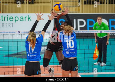 Wiesbaden, Deutschland. 05.. November 2022. Wiesbaden, Deutschland, November 5. 2022: Krystal Rivers (13 Stuttgart) attackiert, Rachel Anderson (17 Wiesbaden) und Lena Grosse Scharmann (10 Wiesbaden) versuchen während der Hauptrunde des 1 den Ball zu blockieren. Volleyball-Bundesliga-Frauenspiel zwischen VC Wiesbaden und Allianz MTV Stuttgart in der Sporthalle am Platz der Deutschen Einheit in Wiesbaden. (Norina Toenges/Sports Press Photo/SPP) Quelle: SPP Sport Press Photo. /Alamy Live News Stockfoto