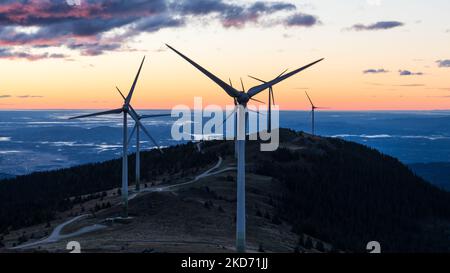 Eine Gruppe von Windmühlen am frühen Morgen während des Sonnenaufgangs in Österreich Stockfoto