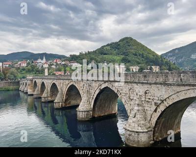 Beliebte Touristenbrücke Mehmed-pasa Sokolovic genannt Most na drini cuprija in Visegrad Stockfoto