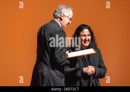 Darmstadt, Deutschland. 05.. November 2022. Ernst Osterkamp, Präsident der Deutschen Akademie für Sprache und Poesie, überreicht den Georg-Büchner-Preis an die Gewinnerin Emine Sevgi Özdamar am Staatstheater Darmstadt. Der mit 50.000 Euro dotierte Preis ist einer der wichtigsten Literaturpreise im deutschsprachigen Raum. Quelle: Helmut Fricke/dpa/Alamy Live News Stockfoto