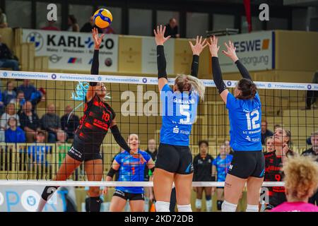 Wiesbaden, Deutschland. 05.. November 2022. Wiesbaden, Deutschland, November 5. 2022: Simone Lee (10 Stuttgart) spielt den Ball, Jodie Guilliams (5 Wiesbaden) und Nina Herelova (12 Wiesbaden) versuchen den Ball während der Hauptrunde des 1 zu blockieren. Volleyball-Bundesliga-Frauenspiel zwischen VC Wiesbaden und Allianz MTV Stuttgart in der Sporthalle am Platz der Deutschen Einheit in Wiesbaden. (Norina Toenges/Sports Press Photo/SPP) Quelle: SPP Sport Press Photo. /Alamy Live News Stockfoto