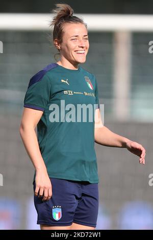 Aurora Galli aus Italien lächelt während einer Trainingseinheit bei Ennio Tardini am 7. April 2022 in Parma, Italien. (Foto von Luca Amedeo Bizzarri/LiveMedia/NurPhoto) Stockfoto