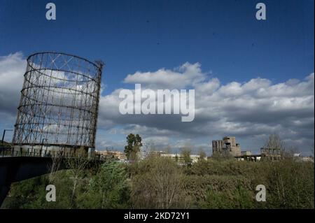 Eine Ansicht des Gazometro im Stadtteil Ostiense von Rom, mit Graffiti-Wandmalereien am 7. April 2022 in Rom, Italien. (Foto von Andrea Ronchini/NurPhoto) Stockfoto