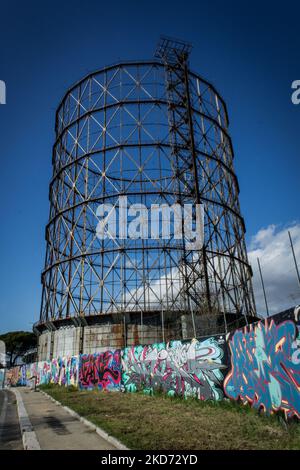 Eine Ansicht des Gazometro im Stadtteil Ostiense von Rom, mit Graffiti-Wandmalereien am 7. April 2022 in Rom, Italien. (Foto von Andrea Ronchini/NurPhoto) Stockfoto