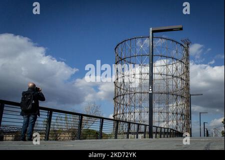 Eine Ansicht des Gazometro im Stadtteil Ostiense von Rom, mit Graffiti-Wandmalereien am 7. April 2022 in Rom, Italien. (Foto von Andrea Ronchini/NurPhoto) Stockfoto