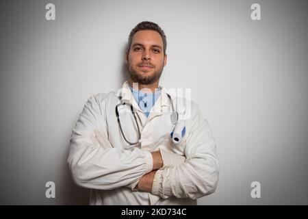 Der Hausarzt trägt seine medizinischen Instrumente, die an der Wand ruhen. Stockfoto