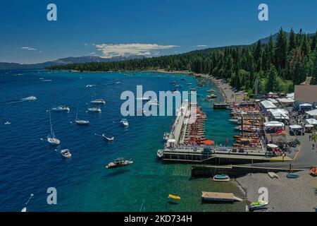 Ein Luftdrohnenfoto von Lake Tahoe's smaragdblauem Westufer mit Blick auf den Wald und die Berge mit Booten auf dem Seewasser. Stockfoto