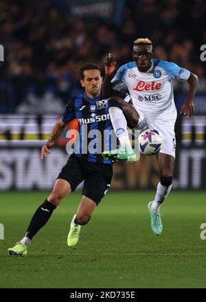 Bergamo, Italien, 5.. November 2022. Victor Osimhen von SSC Napoli kontrolliert den Ball, während Rafael Toloi von Atalanta während des Spiels der Serie A im Gevisstadion in Bergamo eingeht. Bildnachweis sollte lauten: Jonathan Moscrop / Sportimage Stockfoto