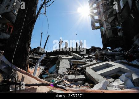 Die Rettungskräfte führen am 7. April 2022 eine Such- und Rettungsaktion an den Wracks der beschädigten Wohngebäude durch die russischen Luftangriffe im Rajon Borodjanka in Bucha im Kiewer Gebiet durch. (Foto von Ceng Shou Yi/NurPhoto) Stockfoto