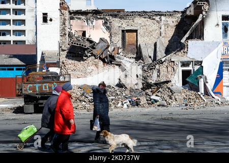 Die Anwohner kommen am 7. April 2022 durch die russischen Luftangriffe im Rajon Bucha im Kiewer Gebiet an einem beschädigten Wohngebäude vorbei. (Foto von Ceng Shou Yi/NurPhoto) Stockfoto