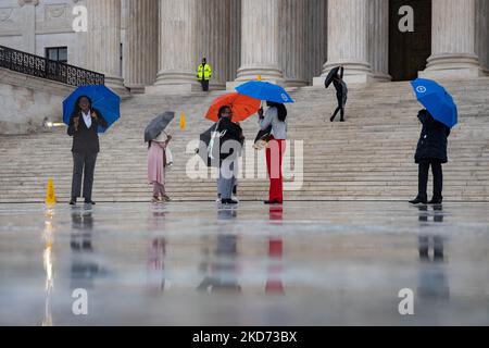 Anhänger von Richter Ketanji Brown Jackson versammeln sich am 7. April 2022 vor dem Obersten Gerichtshof, als die Nachricht bricht, dass sie dem Obersten Gerichtshof bestätigt wurde (Foto von Bryan Olin Dozier/NurPhoto) Stockfoto