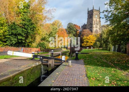 Der Staffordshire und Worcester Kanal bei der St. Mary's und All Saints Kirche in der Worcestershire Stadt Kidderminster im Herbst Stockfoto