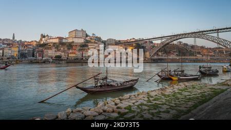 Panoramablick auf den Douro-Fluss mit traditionellen Rabelo-Booten, Ribeira Skyline und Dom Luis I Brücke - Porto, Portugal Stockfoto