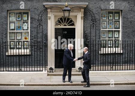 Der britische Premierminister Boris Johnson (links) begrüßt am 8. April 2022 den deutschen Bundeskanzler Olaf Scholz (rechts) vor der Downing Street 10 in London, England. (Foto von David Cliff/NurPhoto) Stockfoto
