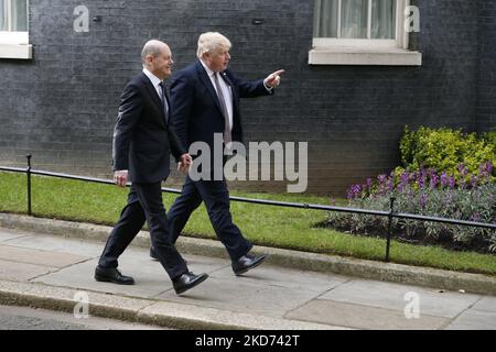 Bundeskanzler Olaf Scholz (links) und britischer Premierminister Boris Johnson (rechts) gehen am 8. April 2022 zu einer gemeinsamen Pressekonferenz in der Downing Street in London, England. (Foto von David Cliff/NurPhoto) Stockfoto