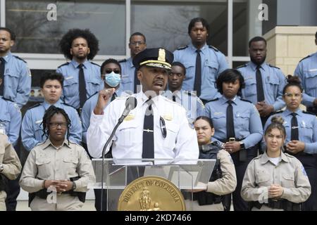 MPD-Chef Robert Contee spricht heute am 04. März 2022 an der Dunbar High School in Washington DC, USA, über Waffengewalt während eines 42-Einwohner-Abschlussbeamten des MPD Cadet Program. (Foto von Lenin Nolly/NurPhoto) Stockfoto