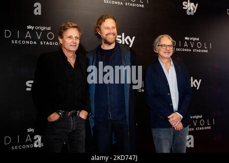 Nick Hurran, Jan Michelini, Frank Spotnitz nimmt an der Premiere der TV-Serie „Diavoli“ in der zweiten Staffel im Space Odeon am 08. April 2022 in Mailand, Italien, Teil. (Foto von Mairo Cinquetti/NurPhoto) Stockfoto