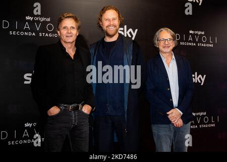 Nick Hurran, Jan Michelini, Frank Spotnitz nimmt an der Premiere der TV-Serie „Diavoli“ in der zweiten Staffel im Space Odeon am 08. April 2022 in Mailand, Italien, Teil. (Foto von Mairo Cinquetti/NurPhoto) Stockfoto