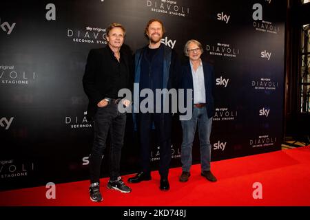 Nick Hurran, Jan Michelini, Frank Spotnitz nimmt an der Premiere der TV-Serie „Diavoli“ in der zweiten Staffel im Space Odeon am 08. April 2022 in Mailand, Italien, Teil. (Foto von Mairo Cinquetti/NurPhoto) Stockfoto