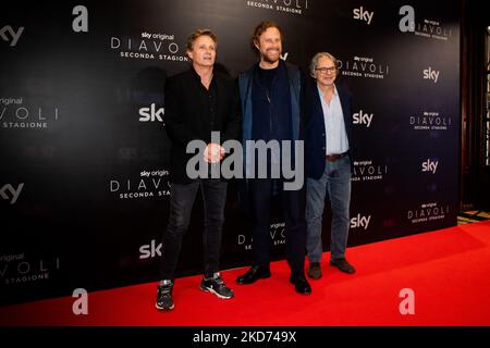 Nick Hurran, Jan Michelini, Frank Spotnitz nimmt an der Premiere der TV-Serie „Diavoli“ in der zweiten Staffel im Space Odeon am 08. April 2022 in Mailand, Italien, Teil. (Foto von Mairo Cinquetti/NurPhoto) Stockfoto