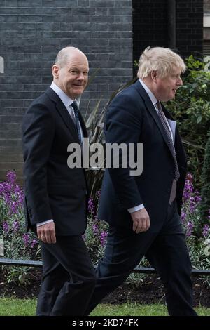 LONDON, GROSSBRITANNIEN - 08. APRIL 2022: Der britische Premierminister Boris Johnson (R) und der deutsche Bundeskanzler Olaf Scholz (L) verlassen die Downing Street 10, um an einer gemeinsamen Pressekonferenz nach ihrem bilateralen Treffen am 08. April 2022 in London, England, teilzunehmen. (Foto von Wiktor Szymanowicz/NurPhoto) Stockfoto