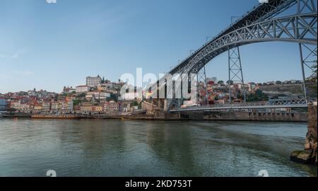 Panoramablick auf die Brücke Dom Luis I und die Skyline von Ribeira - Porto, Portugal Stockfoto