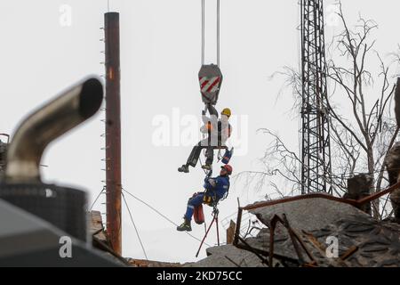 Die Rettungskräfte führen eine Such- und Rettungsaktion am Wrack einer verwüsteten Wohnwohnung durch russische Luftangriffe in Borodyanka, Bezirk Bucha im Kiewer Gebiet, durch, da das ukrainische Militär das Gebiet unter der russischen Invasion in Borodyanka, Bezirk Bucha im Kiewer Gebiet, Ukraine, am 8. April 2022 zurückgeholt hatte. (Foto von Ceng Shou Yi/NurPhoto) Stockfoto