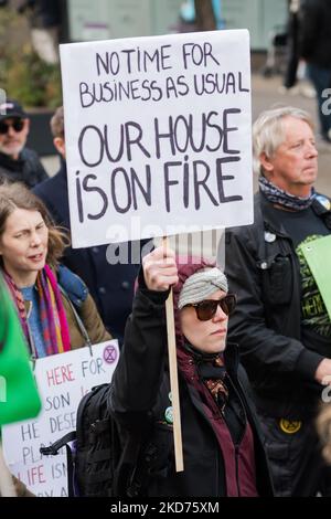 LONDON, VEREINIGTES KÖNIGREICH – 09. APRIL 2022: Aktivisten des Extinction Rebellion marschieren am ersten Tag einer einwöchigen Welle von Protesten und zivilen Ungehorsamsmaßnahmen entlang der Oxford Street, um die sofortige Einstellung aller neuen fossilen Energieinfrastruktur durch die britische Regierung unter Klimakrise und ökologischer Notlage am 09. April 2022 in London zu fordern. England. (Foto von Wiktor Szymanowicz/NurPhoto) Stockfoto