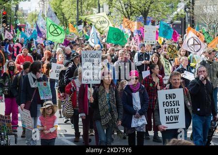 LONDON, VEREINIGTES KÖNIGREICH – 09. APRIL 2022: Aktivisten des Extinction Rebellion marschieren am ersten Tag einer einwöchigen Welle von Protesten und zivilen Ungehorsamsmaßnahmen entlang der Oxford Street, um die sofortige Einstellung aller neuen fossilen Energieinfrastruktur durch die britische Regierung unter Klimakrise und ökologischer Notlage am 09. April 2022 in London zu fordern. England. (Foto von Wiktor Szymanowicz/NurPhoto) Stockfoto