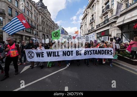 LONDON, VEREINIGTES KÖNIGREICH – 09. APRIL 2022: Aktivisten des Extinction Rebellion marschieren am ersten Tag einer einwöchigen Welle von Protesten und zivilen Ungehorsamsmaßnahmen entlang der Regent Street, um die sofortige Einstellung aller neuen fossilen Energieinfrastruktur durch die britische Regierung zu fordern, die sich am 09. April 2022 in London inmitten der Klimakrise und der ökologischen Notlage befindet. England. (Foto von Wiktor Szymanowicz/NurPhoto) Stockfoto