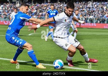 Dimitrios Nikolaou (Spezia Calcio) und Nedim Bajrami (FC Empoli) während des spiels empoli FC gegen Spezia Calcio am 09. April 2022 im Stadion Carlo Castellani in Empoli, Italien (Foto: Lisa Guglielmi/LiveMedia/NurPhoto) Stockfoto