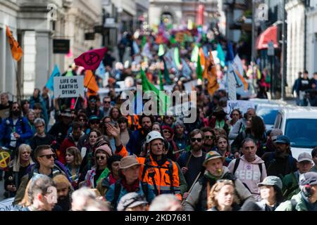 Die Demonstranten des Extinction Rebellion versammeln sich, um ihre britische Aktion im Frühjahr 2022 in London, Großbritannien, 9. April 2022, zu beginnen. Tausende Unterstützer der Protestgruppe Extinction Rebellion kämpfen um den Start der jüngsten Kampagne der Gruppe im Zentrum von London, die sie versprechen, in der kommenden Woche „die Hauptstadt zum Stillstand bringen“ zu können (Foto: Maciek Musialek/NurPhoto) Stockfoto