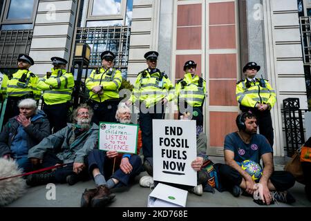 Die Demonstranten des Extinction Rebellion versammeln sich, um ihre britische Aktion im Frühjahr 2022 in London, Großbritannien, 9. April 2022, zu beginnen. Tausende Unterstützer der Protestgruppe Extinction Rebellion kämpfen um den Start der jüngsten Kampagne der Gruppe im Zentrum von London, die sie versprechen, in der kommenden Woche „die Hauptstadt zum Stillstand bringen“ zu können (Foto: Maciek Musialek/NurPhoto) Stockfoto