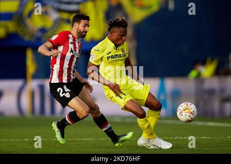 Samu Chukwueze (R) von Villarreal CF kämpft mit Mikel Balenziaga vom Athletic Club während des La Liga Santander-Spiels zwischen Villarreal CF und Athletic Club im Estadio de la Ceramica, 9. April 2022, Villarreal, Spanien, um den Ball. (Foto von David Aliaga/NurPhoto) Stockfoto